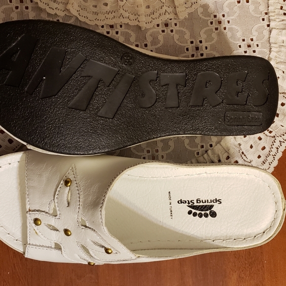 New Spring Step White Sandals - Picture 9 of 12